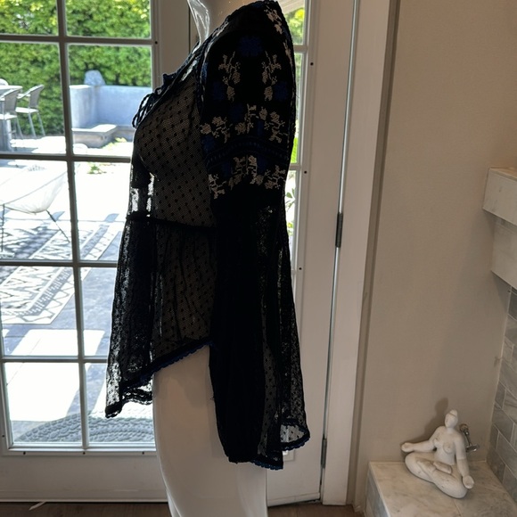 Free People Swiss Dot Sheer Mesh Black Floral Embroidered Peasant Top Size XS - Picture 5 of 10